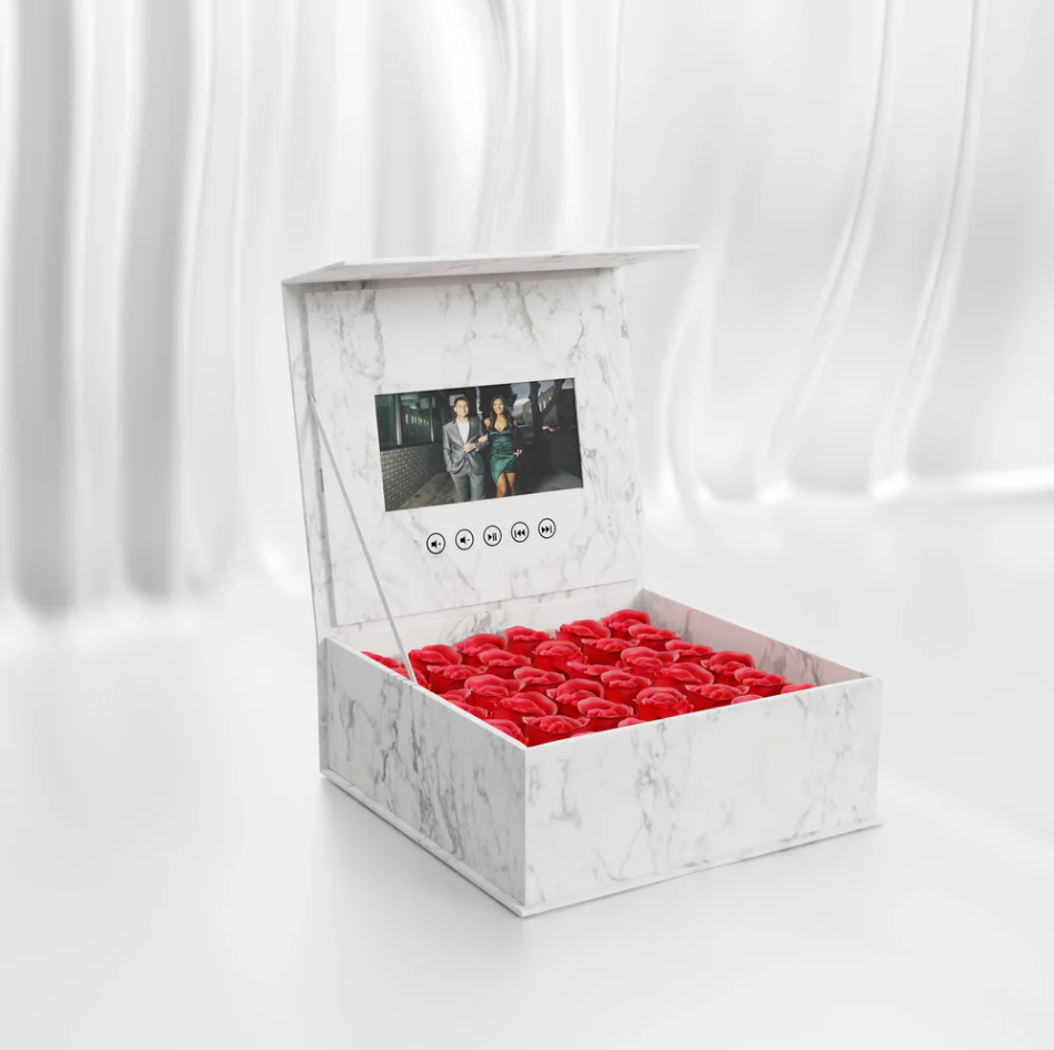 SMALL GIFT ROSES + VIDEOS BOX